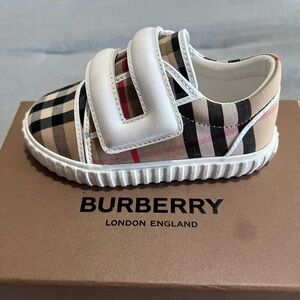Toddler Burberry sneakers size 6